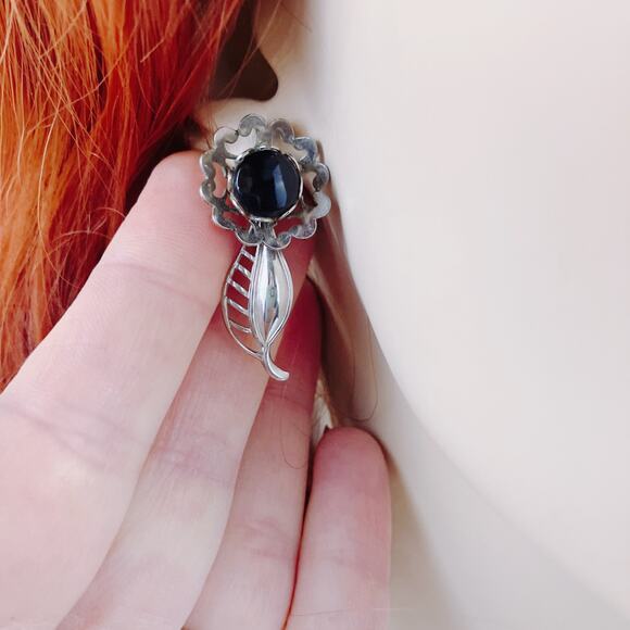 Vintage Mid Century Silver Tone Black Glass Floral Southwest Screw Back Earrings - Picture 3 of 11